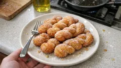 Treccine dolci di Carnevale: morbide e profumate, fritte e poi nello zucchero