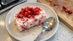 Semifreddo alle fragole e meringhe: cremoso e croccante, perfetto da preparare prima