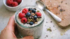 Chia pudding ai frutti di bosco: si prepara la sera e al mattino è cremoso e pronto