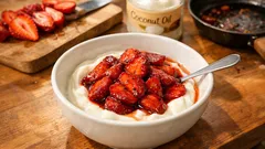 Fragole spadellate in 10 minuti: il topping caldo perfetto per yogurt e pancake