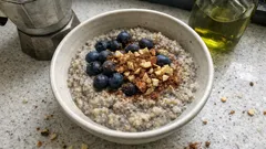 Quinoa meal caldo al latte di mandorla: colazione cremosa con chia e mirtilli