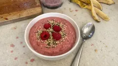 Smoothie ai lamponi e banana: cremoso e saziante, pronto in pochi minuti