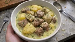 Agnello avgolemono con patate e carciofi: stufato al limone cremoso e morbido