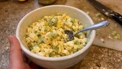 Insalata di uova per sandwich: cremosa allo yogurt, con senape e limone