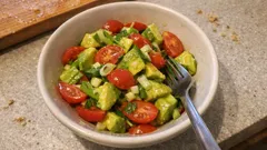 Insalata di avocado e pomodorini: fresca, pronta in 10 minuti e sempre cremosa