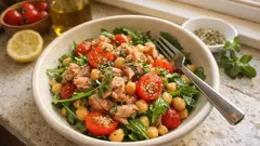 Insalata tiepida di ceci, rucola e tonno: piatto unico leggero e davvero saziante