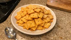 Cracker al formaggio fatti in casa: sottili, croccanti e facili da stendere