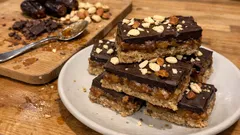 Barrette Super Snickers fatte in casa: senza cottura, con datteri e cioccolato fondente