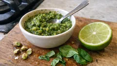 Pesto di menta e basilico con pistacchi e lime: fresco, pronto in 5 minuti