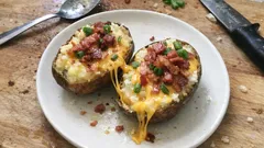 Patate ripiene in friggitrice ad aria: cuore cremoso e topping croccante in pochi passaggi