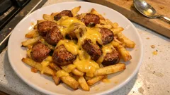 Salsicce in padella con salsa al cheddar: cena “da pub” pronta in pochi minuti