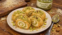Rolls Dubai al pistacchio e kataifi: girelle soffici con frosting al cream cheese
