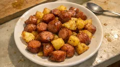 Wurstel e patate in friggitrice ad aria: croccanti fuori, pronti in poco tempo