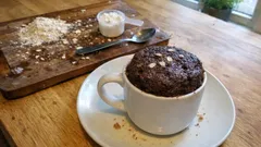 Mug cake avena e cacao al microonde: pronta in 1 minuto, alta e soffice