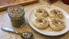 Mix di semi “everything” fatto in casa: il topping croccante per bagel e pane