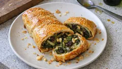 Strudel salato di scarola, pinoli e uvetta: croccante fuori, morbido dentro