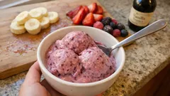 Gelato alla frutta senza gelatiera: cremoso con banana e frutti di bosco