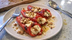 Peperoni ripieni con feta e noci al forno: antipasto semplice e davvero scenografico
