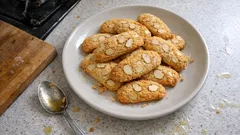 Biscotti alle mandorle con 2 ingredienti: croccanti fuori e morbidi dentro