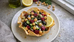 Insalata di ceci nel cestino di tortilla: piatto unico fresco e croccante