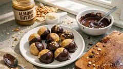 Protein balls mandorla e fondente: lo snack fit da preparare in 10 minuti