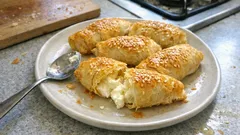 Burekakia al formaggio: fagottini di pasta fillo croccanti e filanti